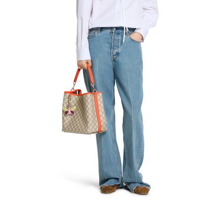 GUCCI – MITTLERE EIMERTASCHE MIT GG-EMBLEM