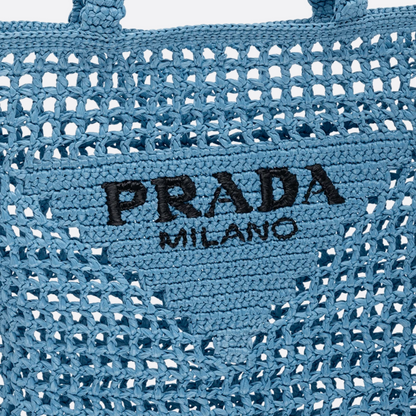 PRADA RAFFIA TASCHE MIT GEWEBTEM LOGO IN BLAU