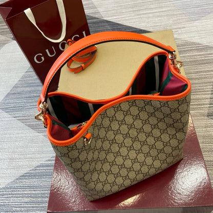 GUCCI – MITTLERE EIMERTASCHE MIT GG-EMBLEM